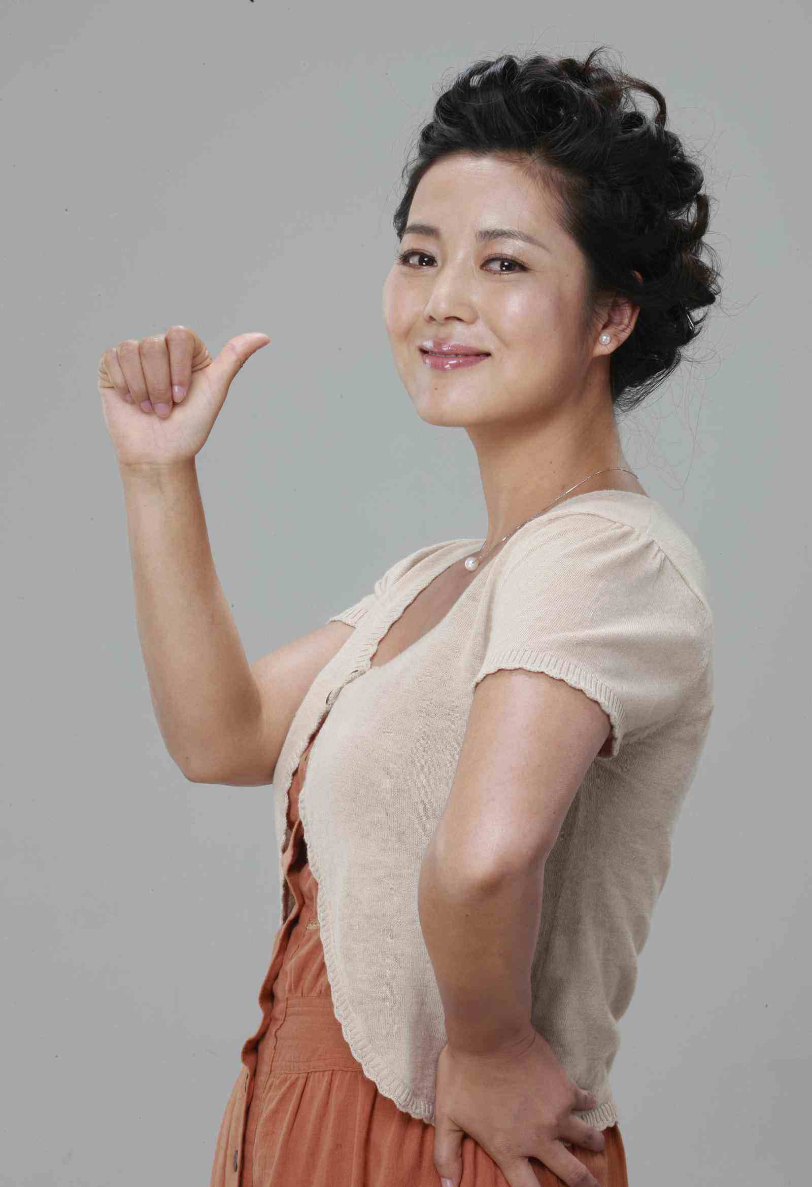 "农村一姐"王茜华:风光背后有心酸,二婚嫁导演苦尽甘来