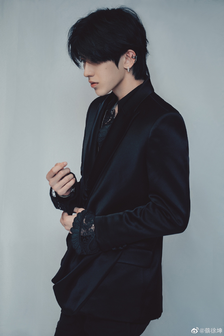 蔡徐坤穿黑色绸缎西装浪漫优雅咬玫瑰花似矜贵王子