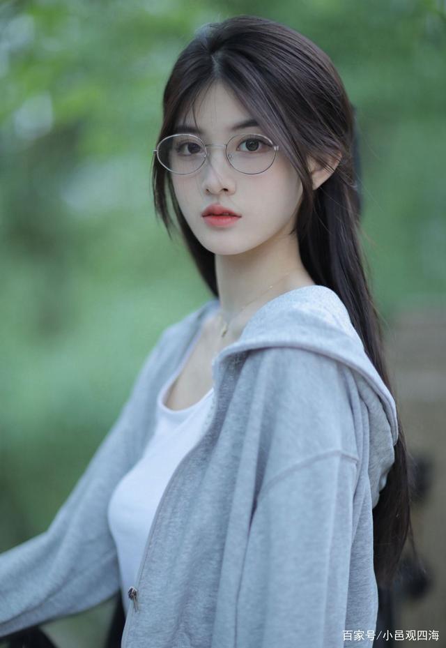 校花美女圆框眼镜恬静写真