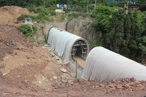 [第12期]巴达铁路王家湾隧道连接杨家沟隧道明洞建设情况