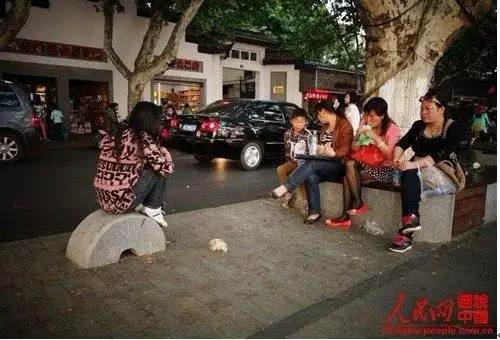 组图:五一各景区不文明行为井喷