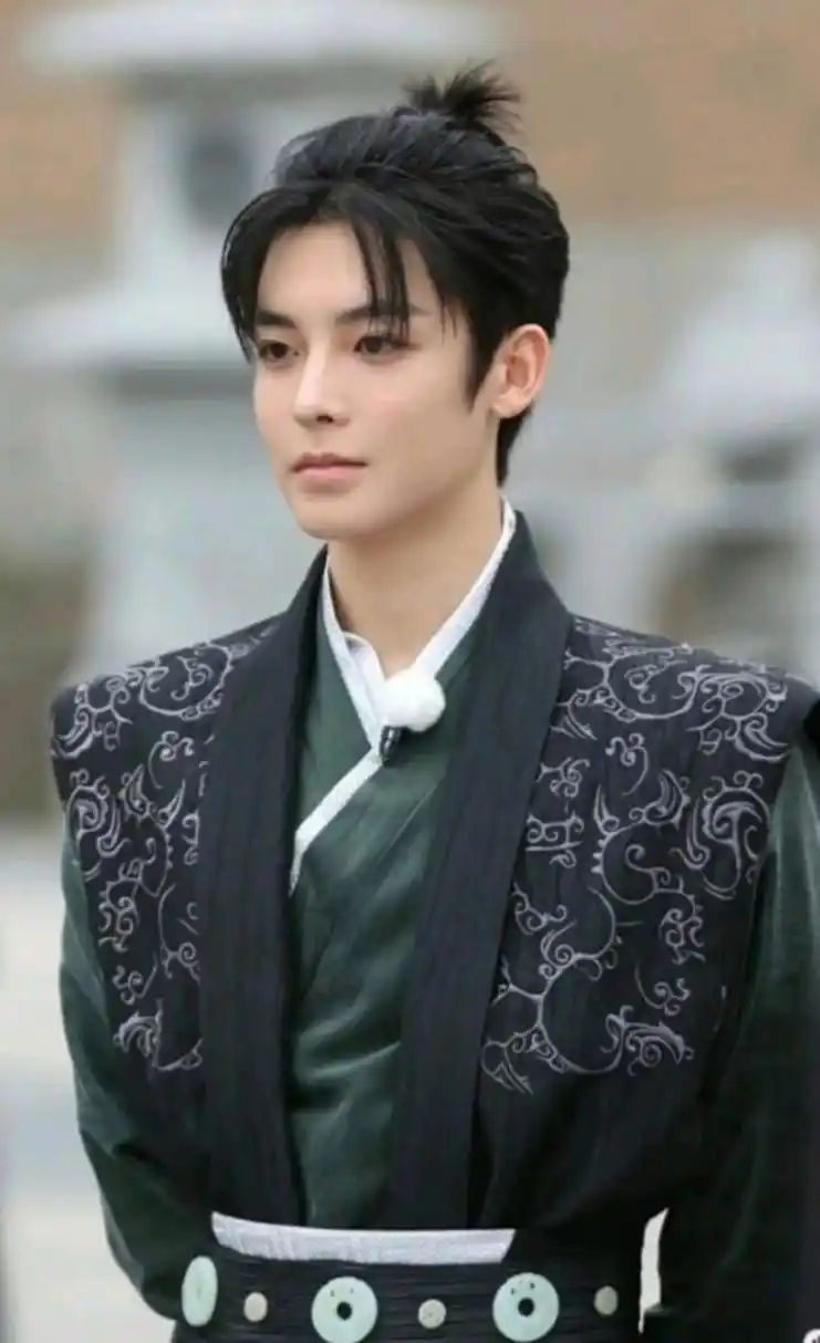 宝藏男孩侯明昊,青春年少演技高. 五官帅气身材好,银冠白马素罗袍!