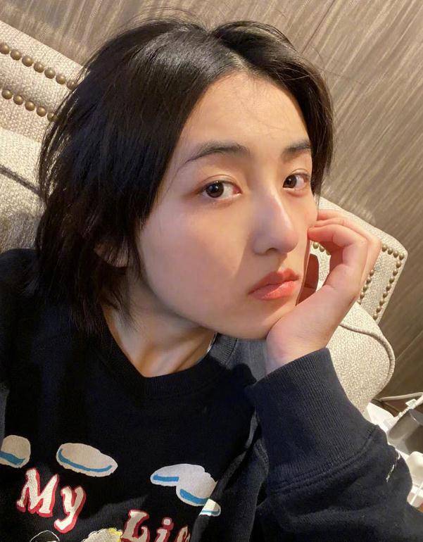 20岁张子枫素颜"怼脸拍",手扶下巴侧脸优越,头上戴满便宜发卡_女明星