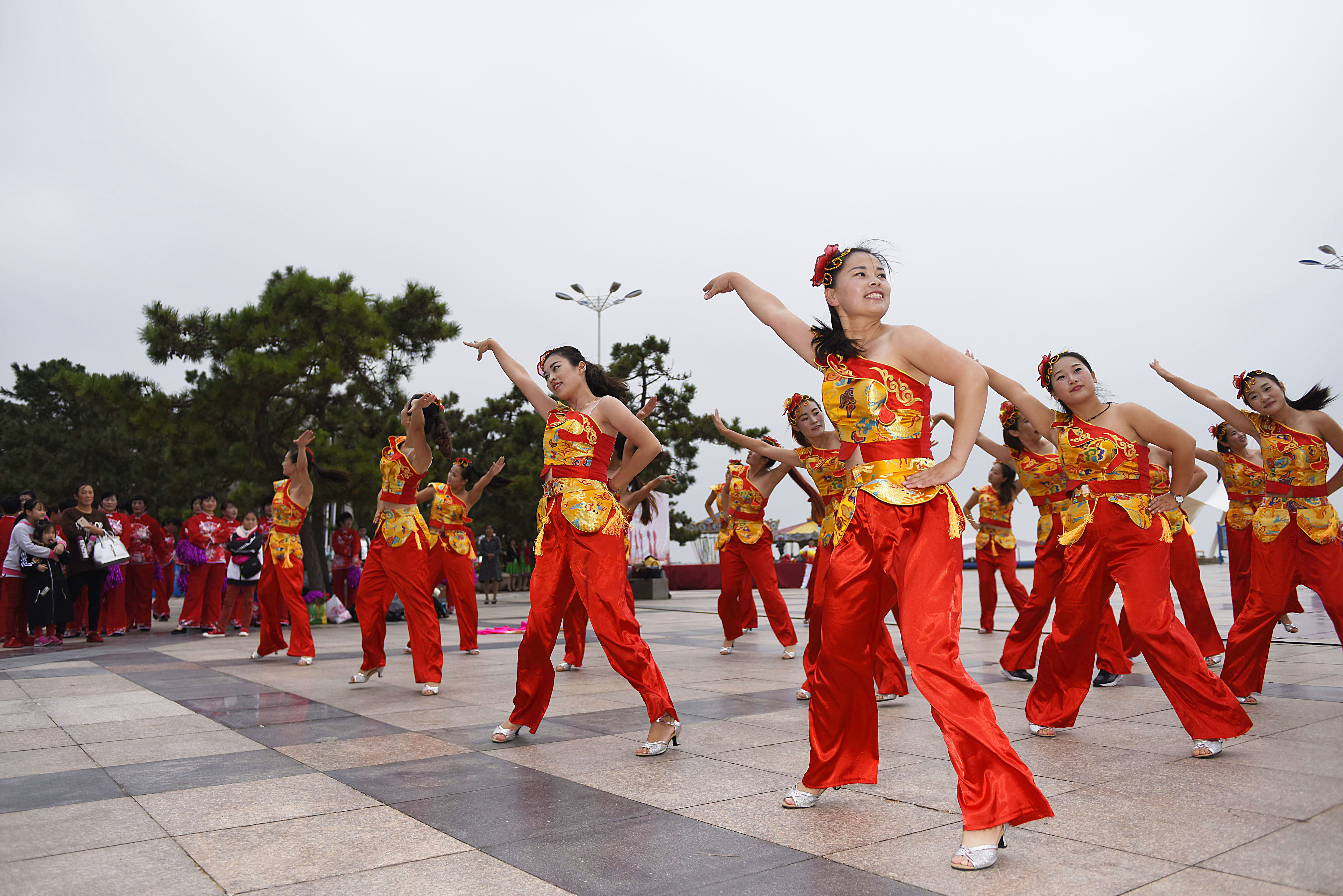 山东日照万人同时间齐跳广场舞助力创城
