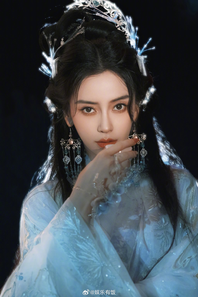 对月浅酌,这就是仙女下凡吧,仙气简直要溢出屏幕了99求美女多多古装