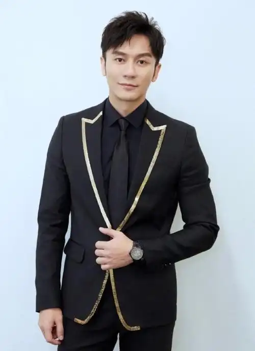 李晨越来越帅了,穿黑色西装亮相,翻领的金边设计太时尚了!