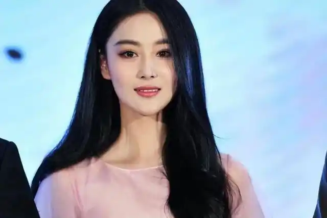 回顾:嫁给"军三代"何捷,生下一个女儿,张馨予的生活幸福吗?