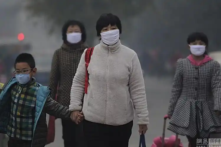 10月31日,沈阳,外出的人们戴上口罩防御雾霾.