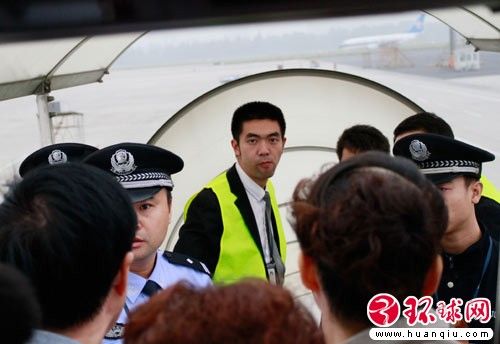 南航机长因遭乘客指责拒绝起飞 报警称与乘客有冲突