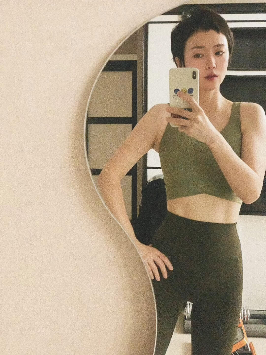 运动的时候要扎头发 扎不好还会飞出来几缕太烦躁当时就想着如果剪个