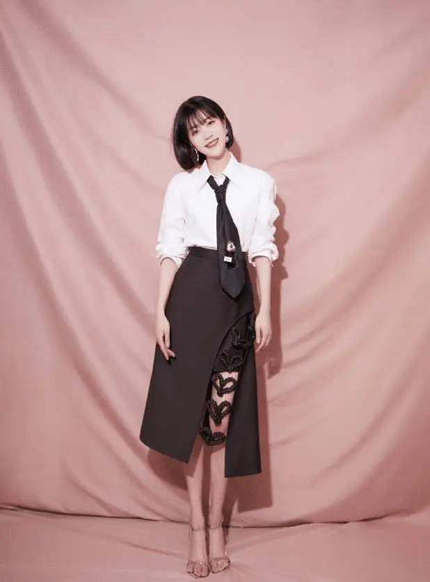 李溪芮的"绿茶坐姿"火了,看看她双腿怎么放的,贼显腿长_look_时尚