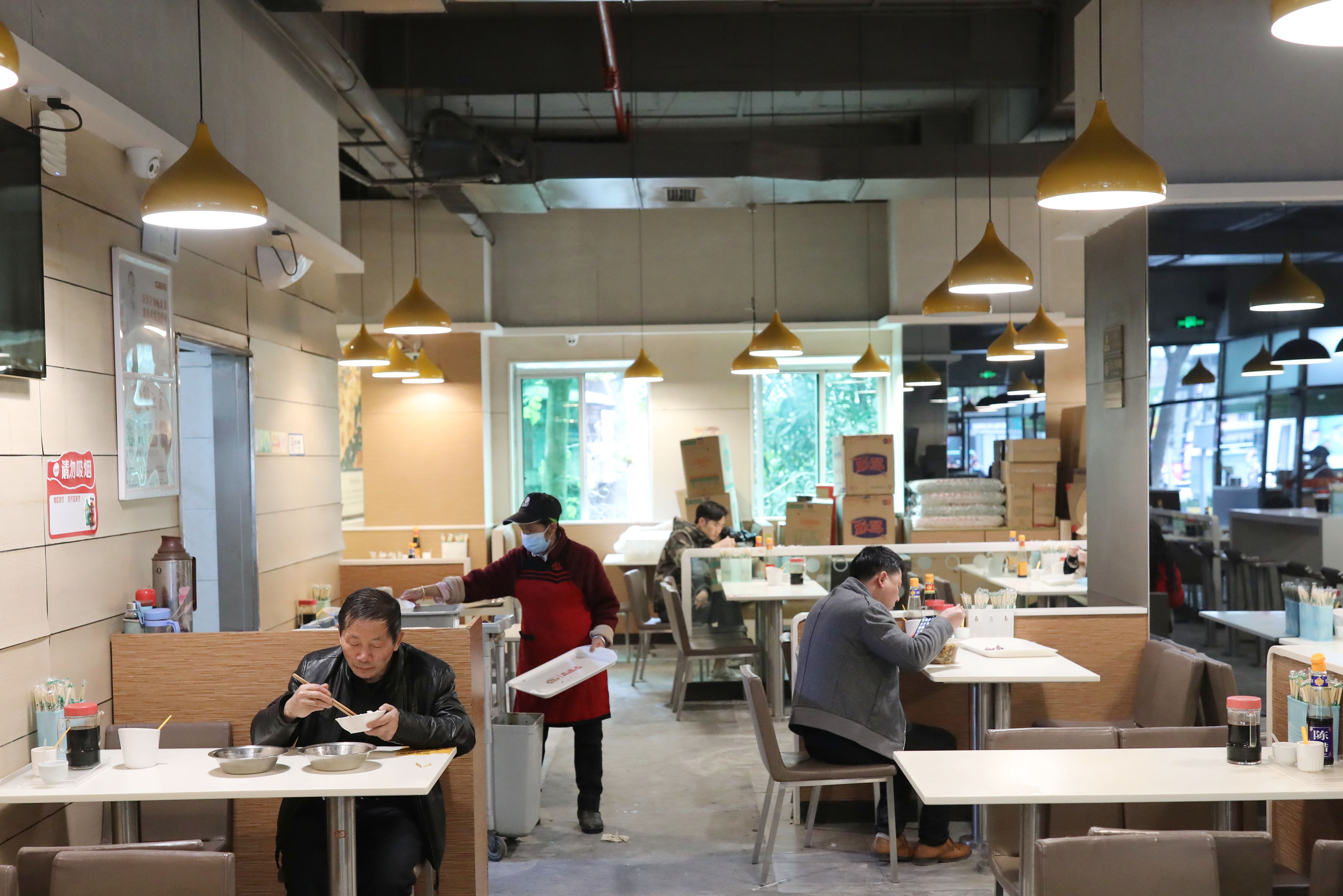 3月18日,市民在贵阳市一餐饮店内就餐.