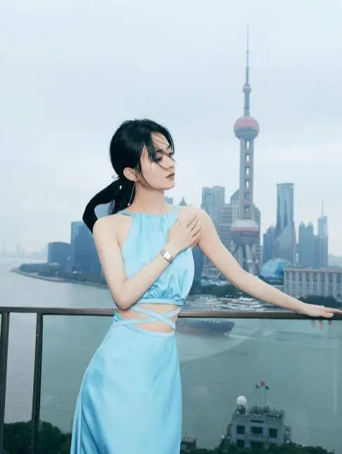 原创赵丽颖产子后长变筋肉腿穿短裤被偶遇未p图太真实了