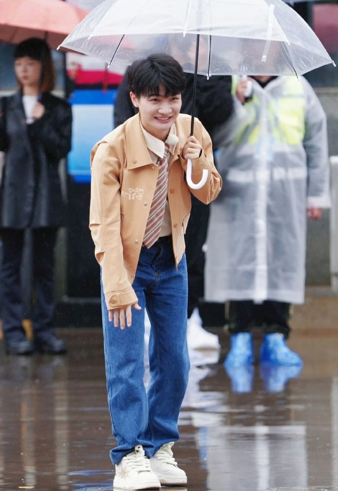 周深雨中跳着跟粉丝打招呼##周深你就宠粉丝吧##奔跑吧