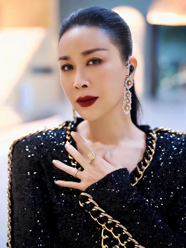 那英病中现身:度假照片揭示真相,网友痛斥其霸道行径