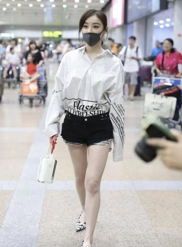 原创袁姗姗好会玩巴掌裤套在衬衫外面远远看去下半身像是没穿