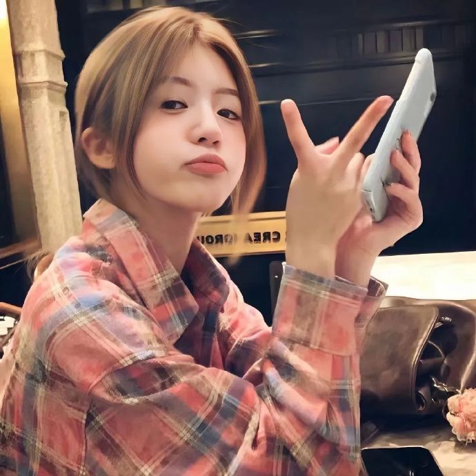 【真人女生头像】    这一年的蝉鸣比那一年都要聒噪,教室外枝桠疯长