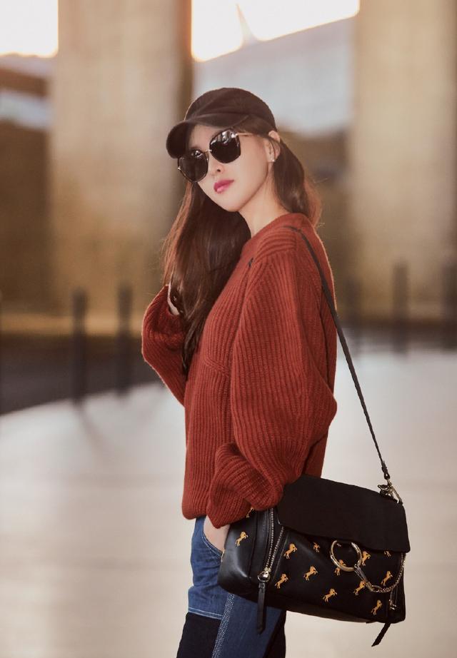 唐嫣35岁又怎样,一身深v连衣裙嫩回18岁,一点不显老美出少女感_发型_