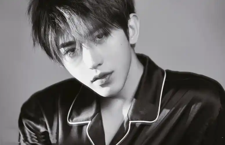 蔡徐坤最新时尚壁纸_性感与帅气的化身