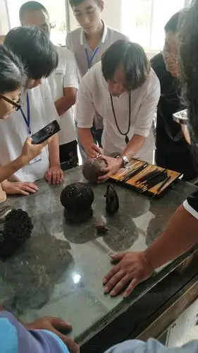 学员独自练习椰雕雕刻