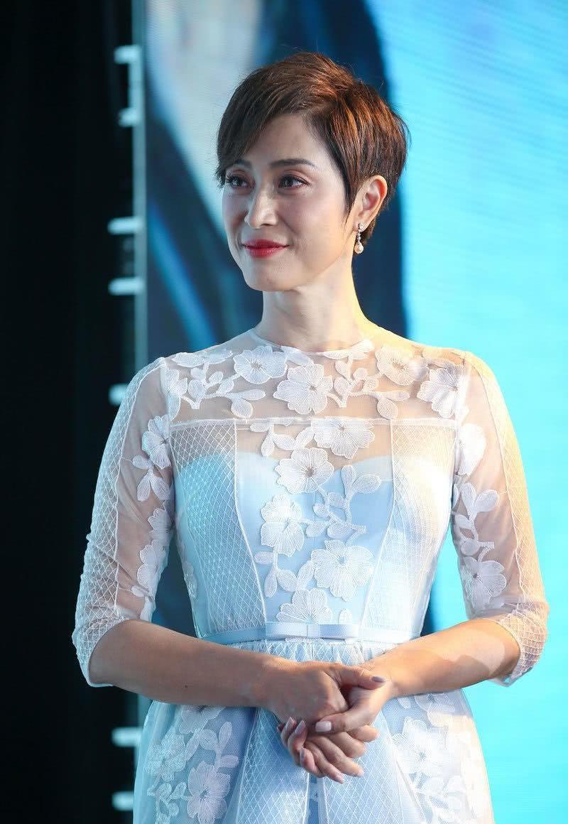 原创陈法蓉真会扮美啊一身雪白色长裙看起来气质端庄优雅