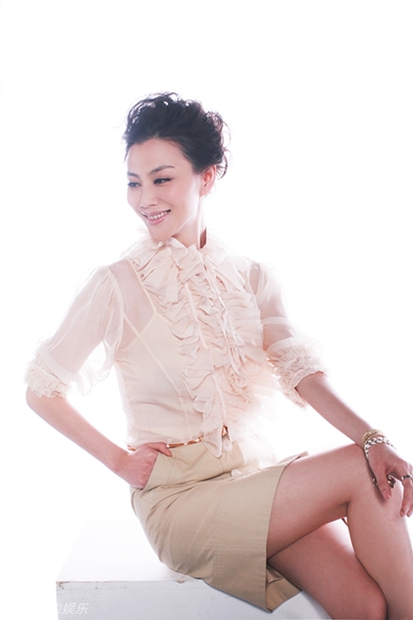 组图:江易珈时尚写真 演绎摩登短发女王_高清图集_新浪网
