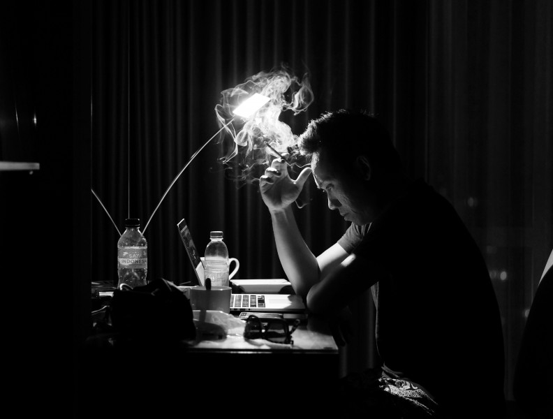 正在吸烟的男子图片第1张