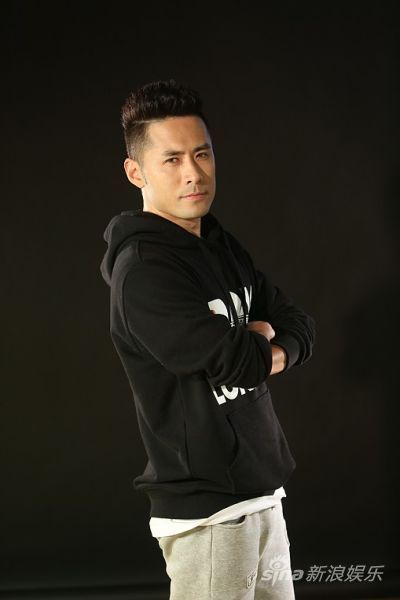 黄征亮相《星跳水立方》:为儿子而跳