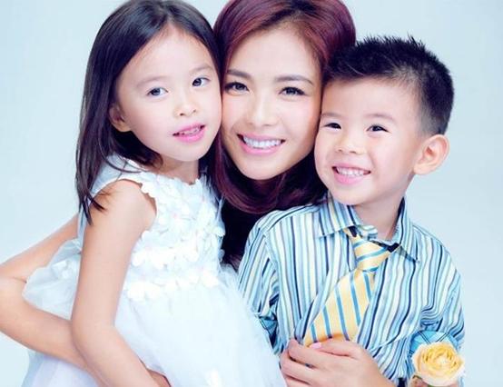 8月13日,刘涛便晒出了全家福,并幽默地说道:孩子的夏天,暑假来了,假期