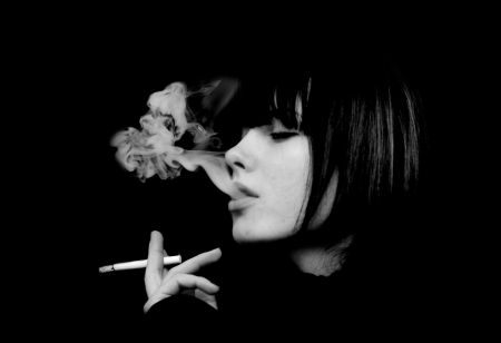 求这个女的用的头像大图 非主流伤感抽烟的 q823045634 跪求