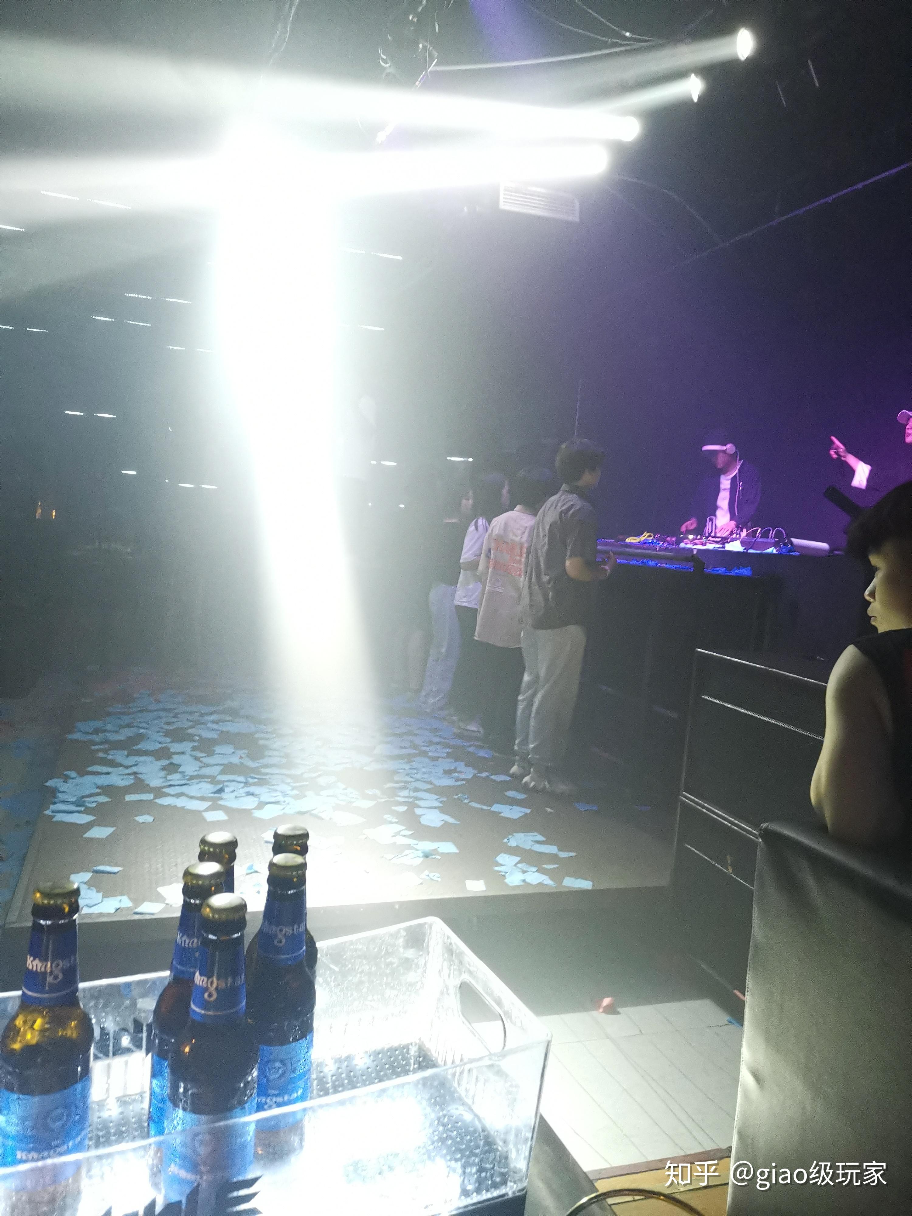 蹦迪第一次土狗进城之混乱迪厅