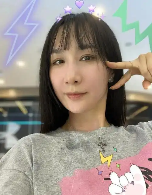 雷佳音老婆罕露面长相清纯塞女星11岁女儿身材高挑超会跳舞