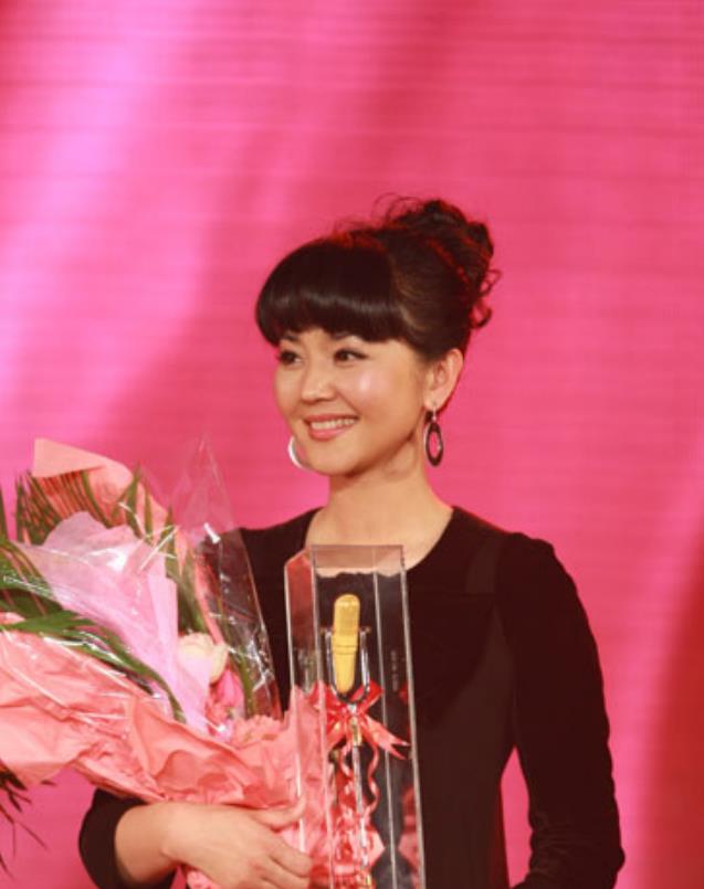 主持一姐方琼:15岁丧父,29岁嫁大8岁副台长,47岁的她怎样了_河北电视