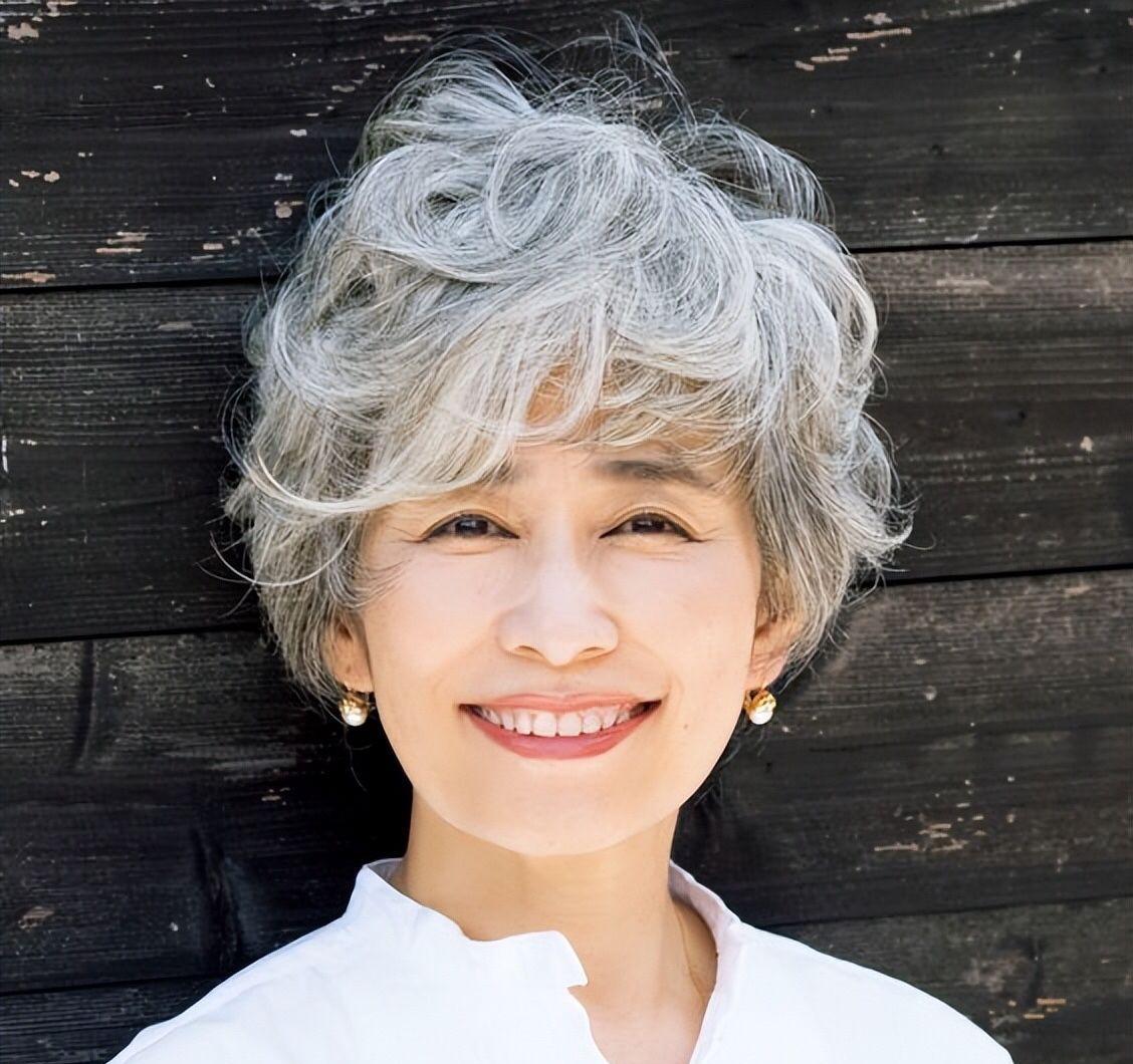 女人过了60岁,发型选这3种"贵妇卷"才显气质,有白发更高级_女性_卷发