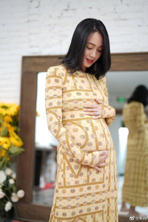 朱丹39岁生日晒二胎孕肚照 穿淡黄色长裙轻抚肚子温柔十足 _tom明星