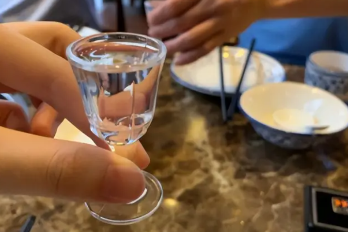 喝酒时,有人用左手举杯向你敬酒是啥意思?建议弄明白不然得罪人