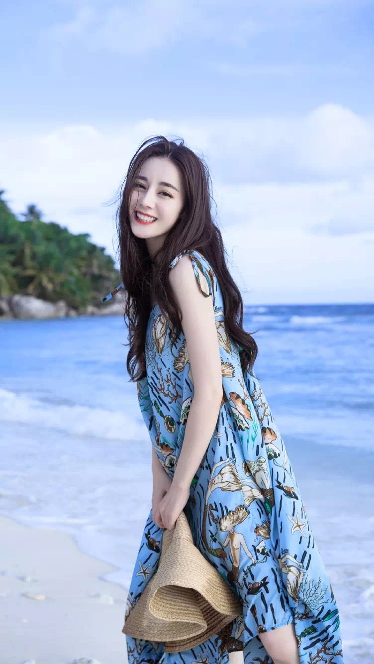 迪丽热巴蓝色碎花裙现身海边,笑容甜美,宛如夏日精灵
