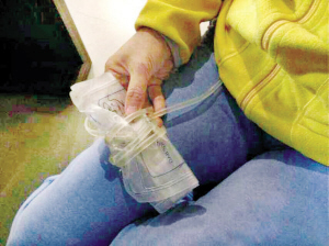 沈阳癌症病人带尿袋登机被拒女儿微博求助