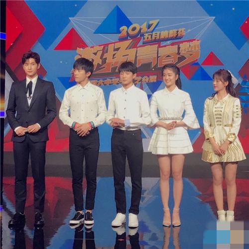 鹿晗张艺兴关晓彤同框,两位帅哥的身高尴尬了!