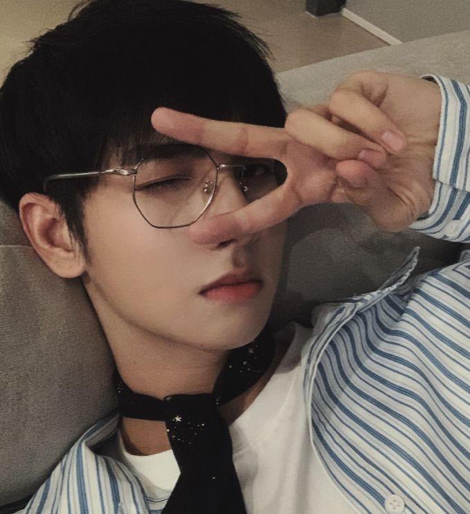 有种漫画脸叫郑繁星随随便便用前置拍照就帅成国民男友