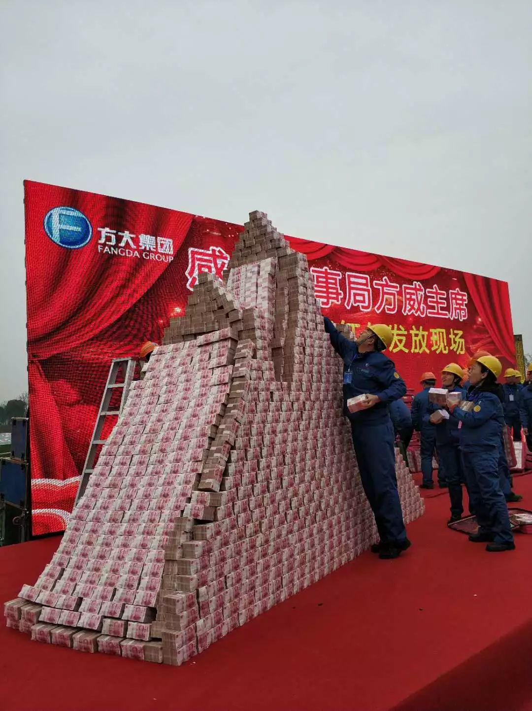 现金堆成山每人6万红包江西这家单位壕一口气发312亿场面震撼