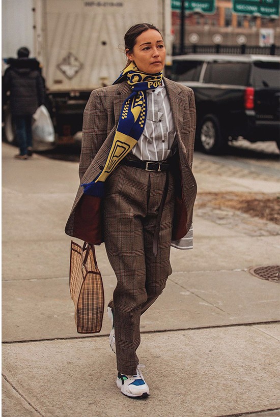 怎样将西装穿出休闲街头风?看看街拍达人的示范!