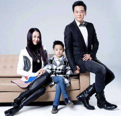 王斑与曹颖也是大家比较看好的一对儿,儿子王子更是标准的小正太.