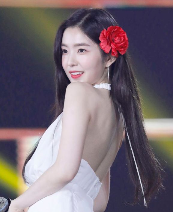 南韩神颜爱豆裴珠泫,不笑时满满的清冷仙女范,又美又撩人