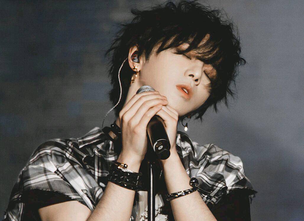 华晨宇的华丽蜕变,曾被私生饭跟车,敲门声已成恐惧