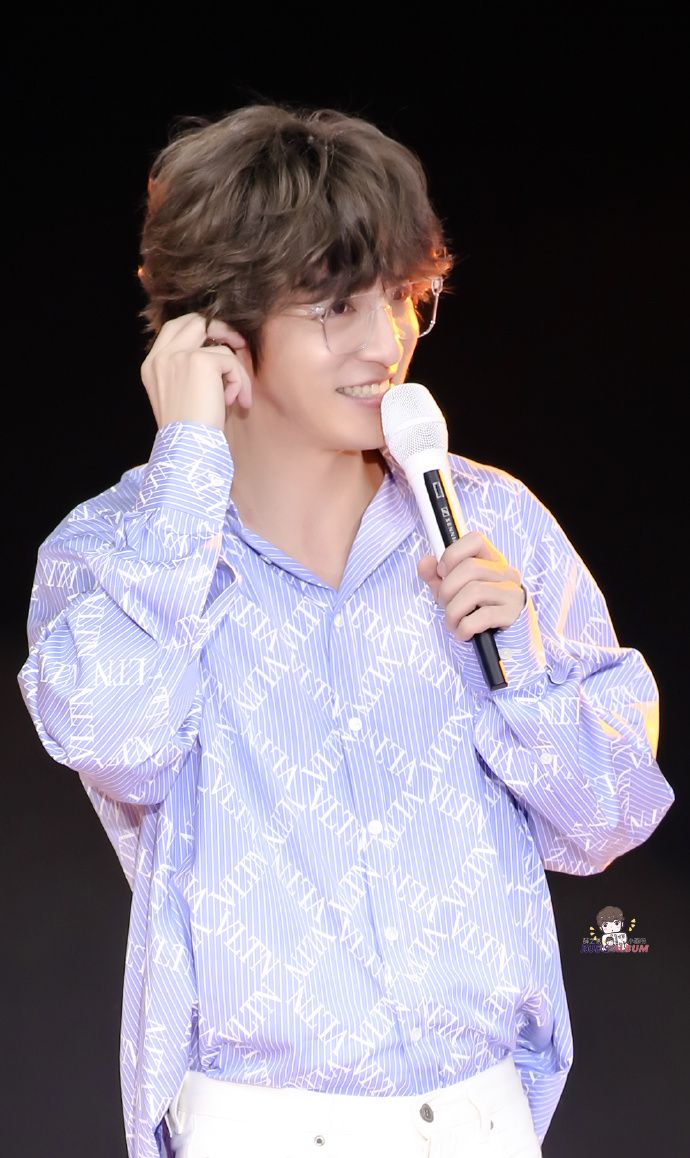 薛之谦棕发卷毛似洋娃娃,笑容100%的糖分谁能抵挡得住?