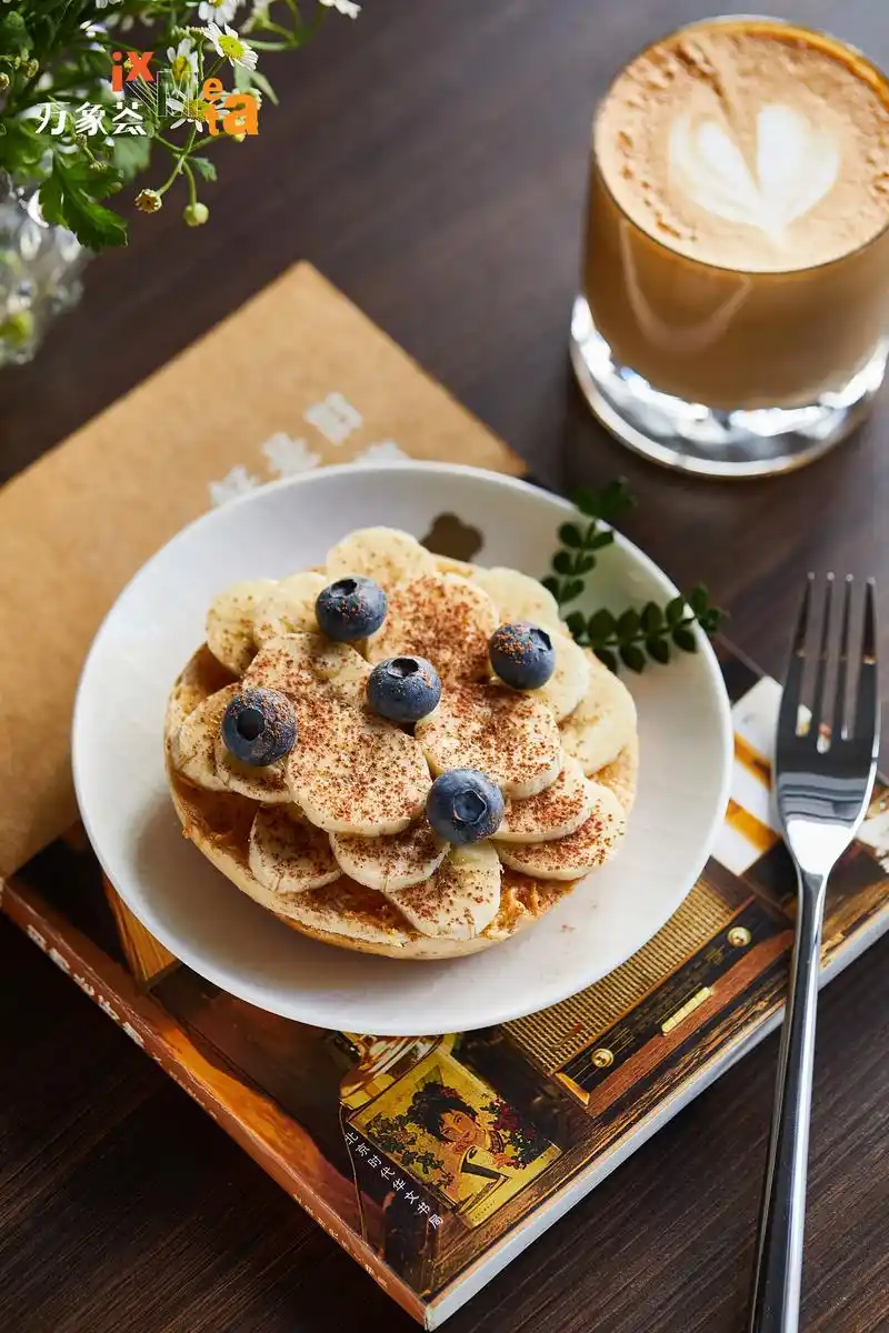 美味的食物和漂亮的盘子!绝配!一份精致早餐 拥抱一天多彩生 - 抖音