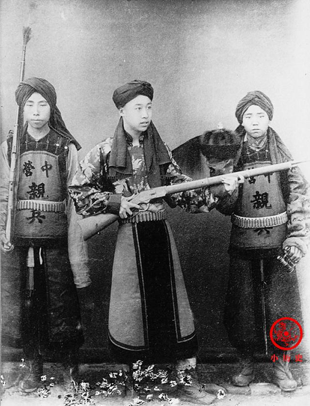 晚清老照片:慈禧太后被宫女太监环绕,瑾妃30岁体态肥胖像大妈