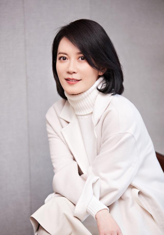 50岁俞飞鸿短发搭配黑纱裙,温柔又有女人味!让人猜不出年龄