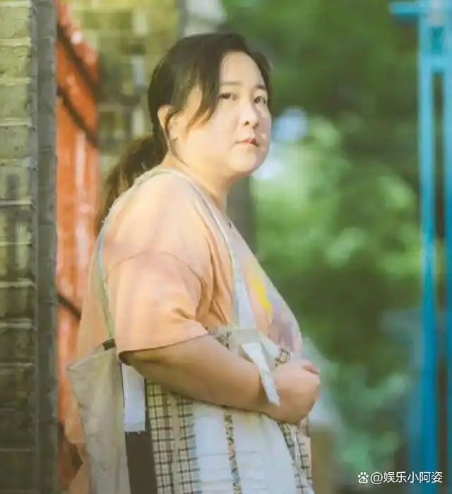 贾玲现身洛杉矶机场,打扮严密仍被认出,减肥成功体重是否会反弹